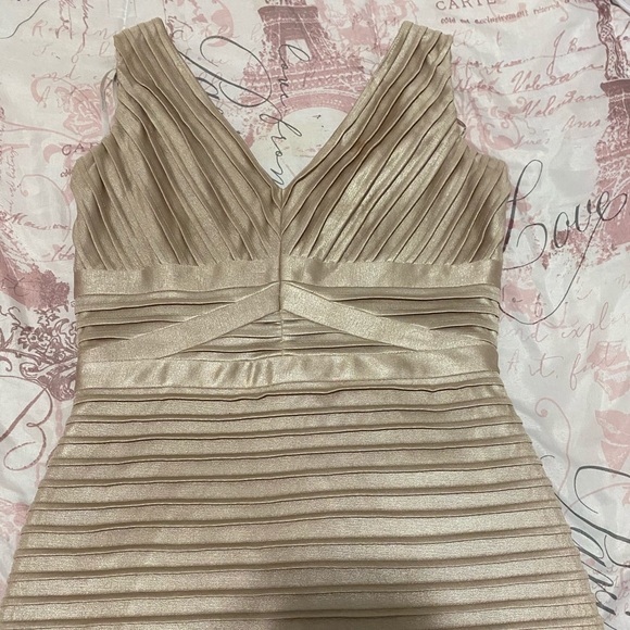 Has minor small stains should come off when wash - Picture 1 of 7